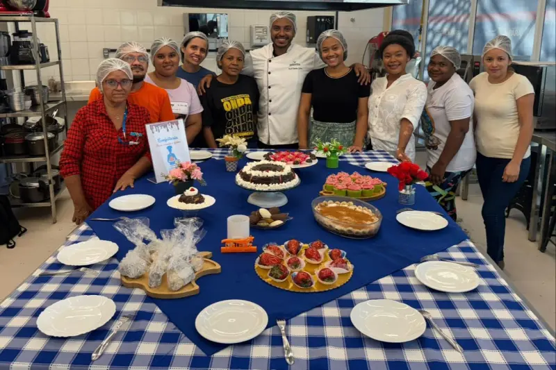 notícia: Sectet certifica 20 alunos em confeitaria na Usina da Paz Terra Firme