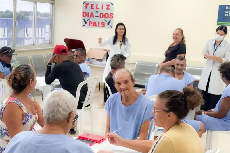 notícia: Hospital de Clínicas celebra Dia dos Pais com ações que valorizam acolhimento, música e memórias afetivas