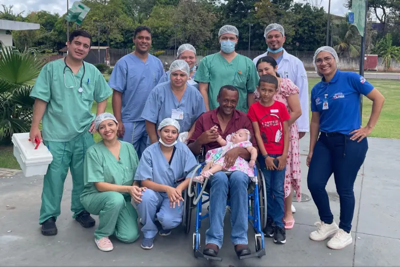 notícia: No Hospital da Transamazônica, crianças da UTI ganham passeio no jardim com a família