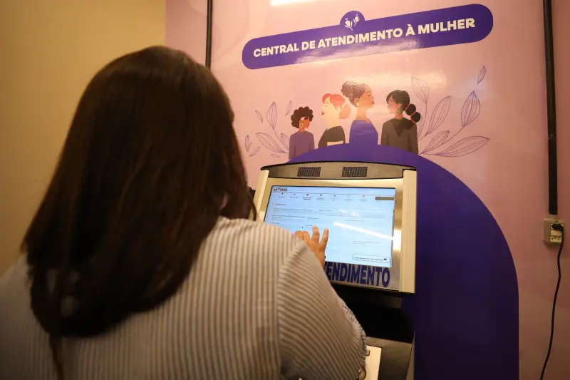 notícia: Totem da mulher auxilia vítimas de violência a denunciarem seus agressores