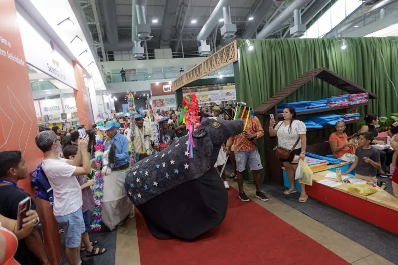 notícia: Cortejo do Búfalo-Bumbá, documentário e bate-papo celebram Mestre Damasceno na Feira Pan-Amazônica do Livro