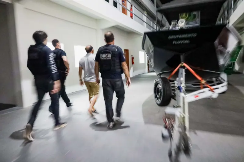 notícia: Polícia Civil prende comandante de embarcação que colidiu em equipamentos da nova ponte de Outeiro