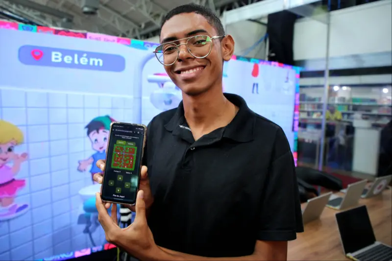 notícia: Oficina tecnológica anima o estande da Seduc na Feira Pan-Amazônica do Livro