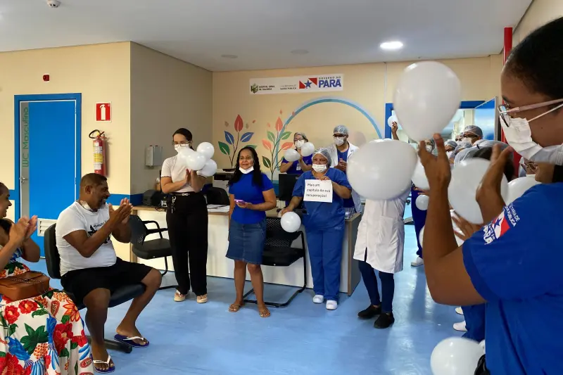 notícia: Paciente é recebido com homenagens no retorno ao Centro de Hemodiálise do HGT