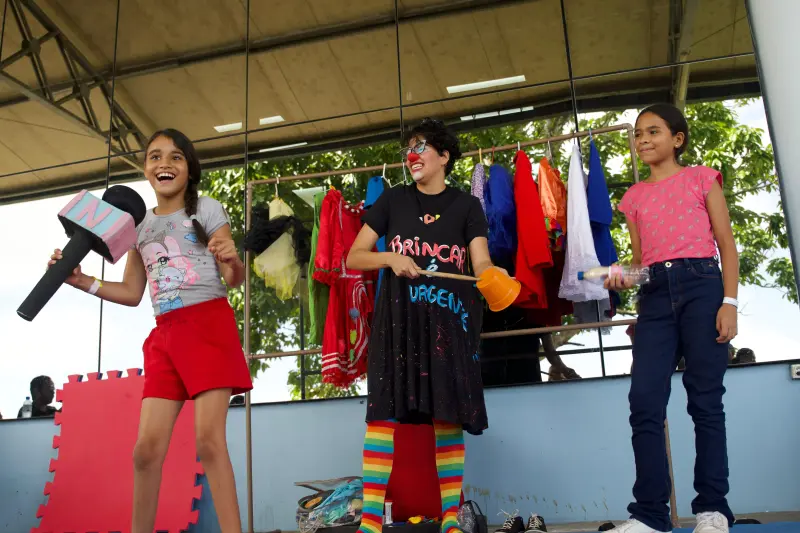 notícia: Brincadeiras e reflexões celebram Dia do Artista de Teatro no Centro Integrado de Reabilitação 