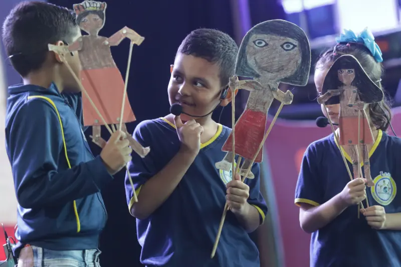 notícia: Escolas marcam presença na Feira do Livro e das Multivozes com visitas e apresentações