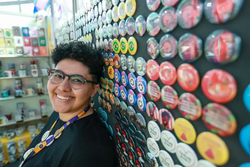 notícia: Feira do Livro e das Multivozes impulsiona a venda de lembrancinhas literárias 