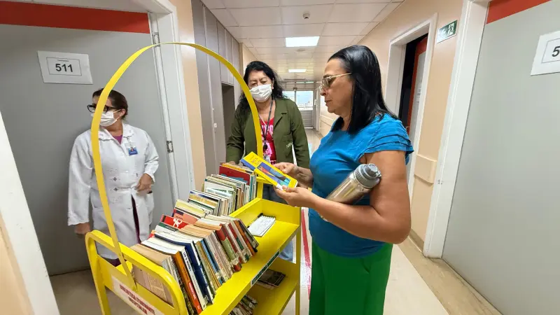 notícia: Biblioteca itinerante do Hospital de Clínicas incentiva a leitura entre pacientes e acompanhantes