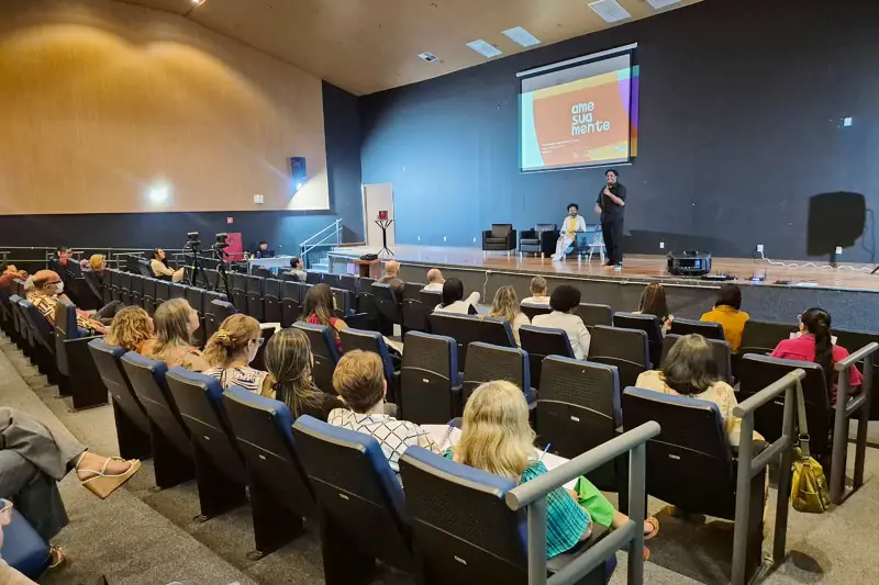 notícia: Servidores da educação estadual iniciam formação sobre saúde mental no ambiente escolar