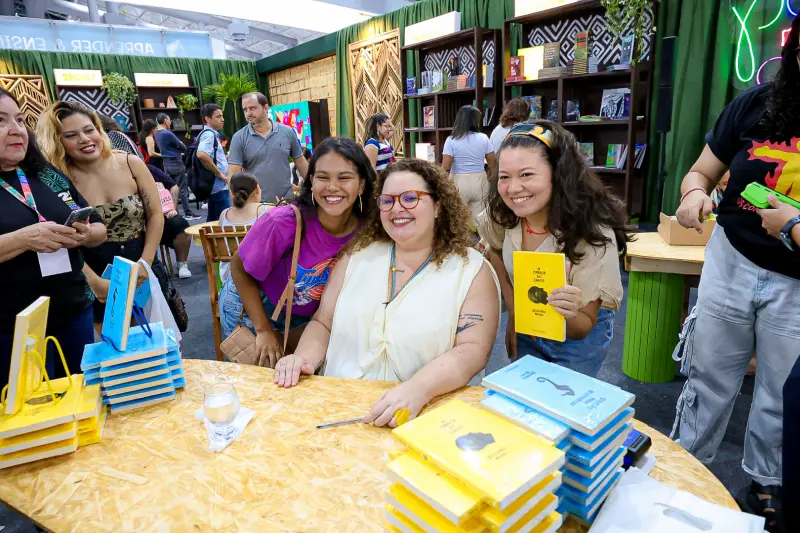 notícia: Socorro Acioli encerra 28ª Feira Pan-Amazônica do Livro e das Multivozes com arena lotada e debate sobre ancestralidade