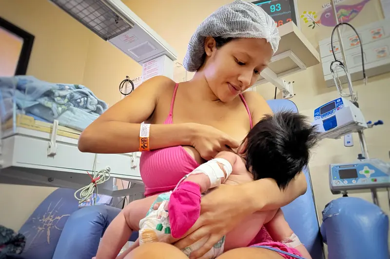 notícia: Hospital Abelardo Santos intensifica apoio às mães e incentivo à amamentação