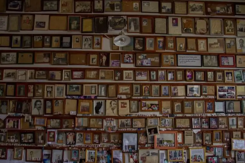 notícia: FCP inaugura exposição “Arqueologia dos Afetos”, da artistas Karina Martins, vencedora do Prêmio Branco de Melo 2025