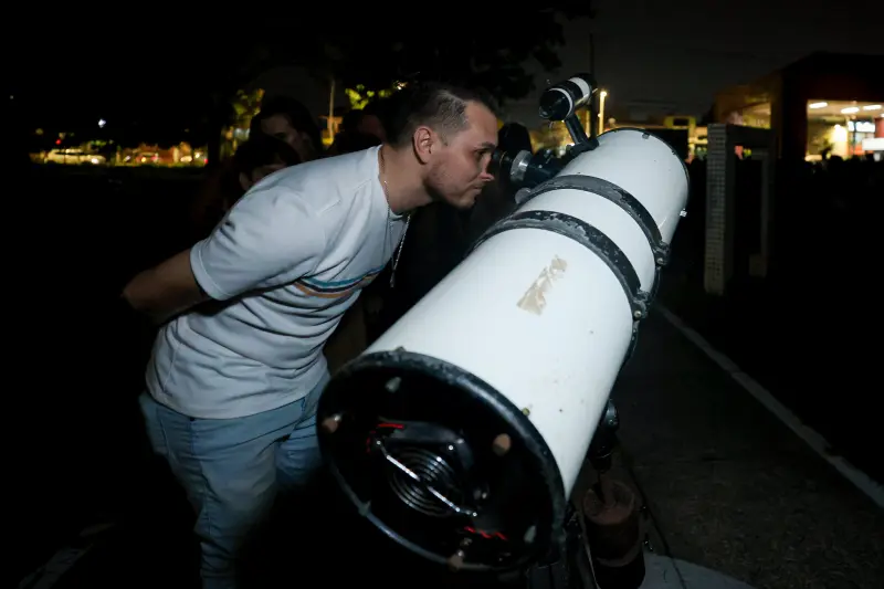 notícia: Crianças e adultos se encantam com Lua e Saturno, em observação do céu promovida pelo Planetário do Pará