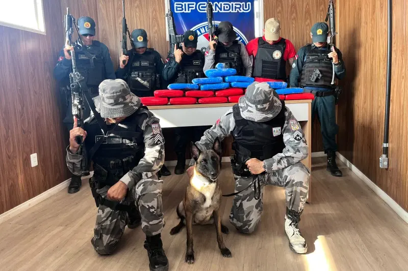 notícia: Em fiscalização no Rio Amazonas, integrantes do GFlu aprendem mais de 20 kg de drogas