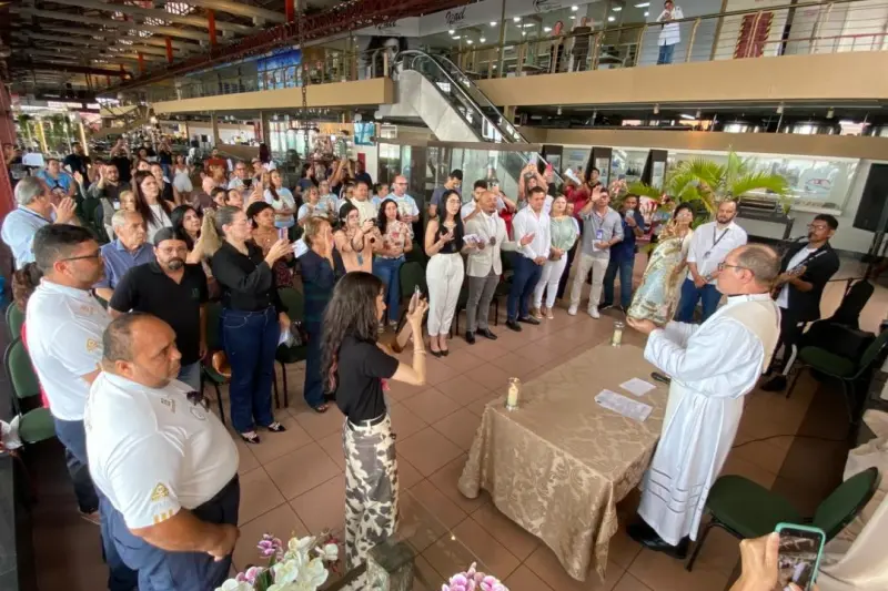 notícia: Visitantes e turistas se emocionam com visita da imagem peregrina de Nazaré à Estação das Docas