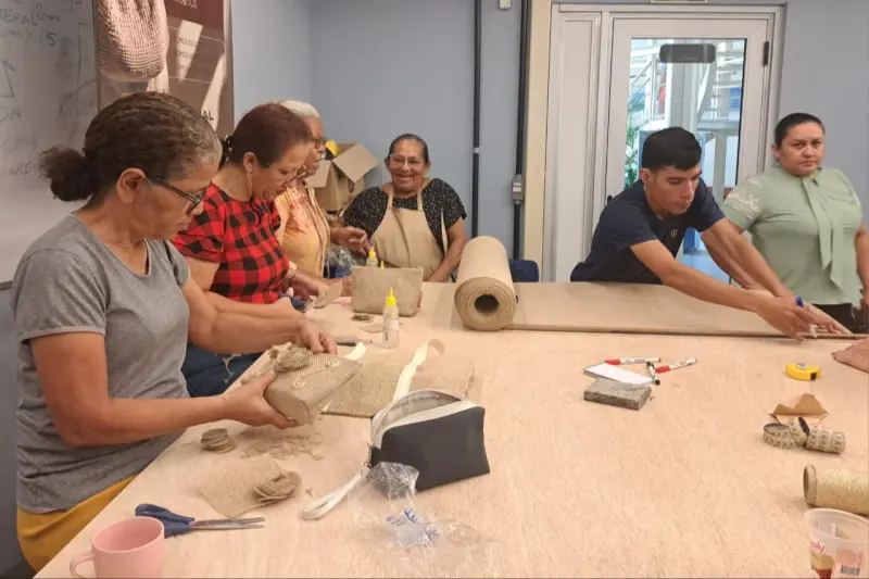 notícia: Oficina de artesanato com fibra natural capacita moradores do Bengui
