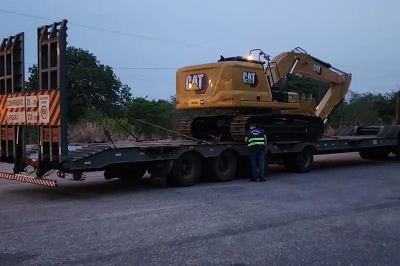 notícia: Fiscalização apreende retroescavadeira e carga de cimento sem nota fiscal no Pará