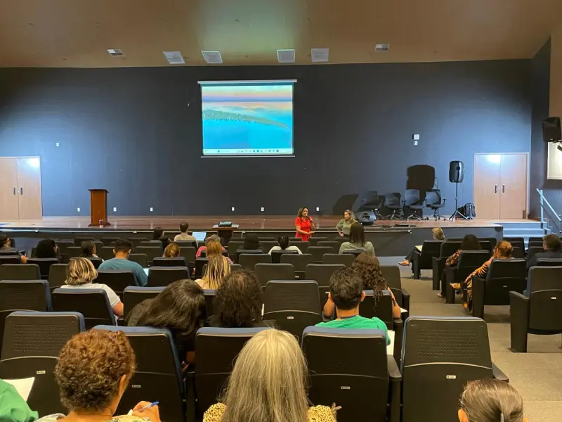 notícia: Seduc qualifica servidores da educação em formação sobre atendimento ao público