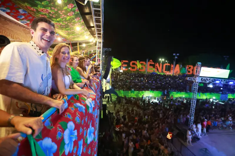 notícia: Botos Tucuxi e Cor de Rosa encantam público na Festa do Sairé 2025 em Alter do Chão