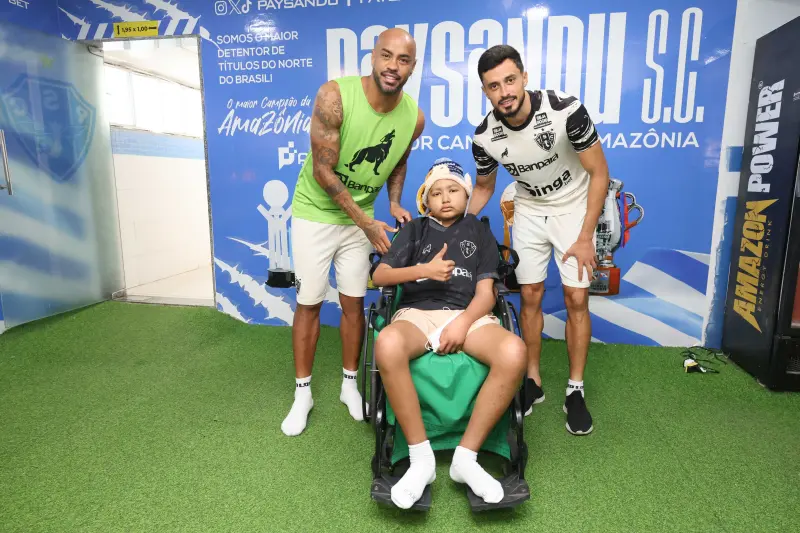 notícia: Paciente do Oncológico Infantil realiza sonho de conhecer a Curuzu e jogadores do Paysandu