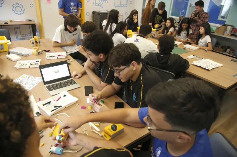 notícia: Centro de Inovação da Seduc proporciona aprendizado prático a alunos de escola particular