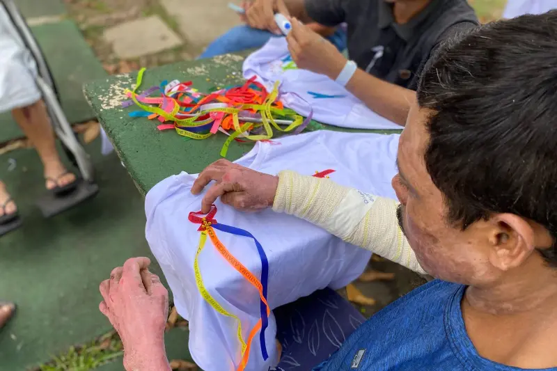 notícia: Usuários e acompanhantes do Hospital Metropolitano participam de oficina de customização de camisetas do Círio