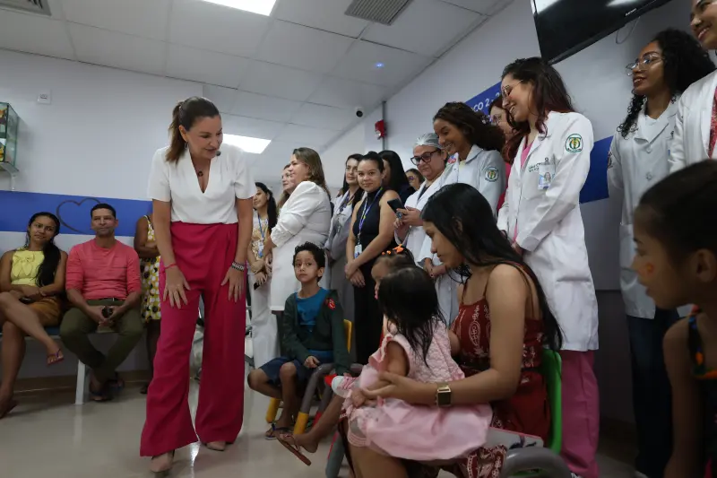 galeria: VICE GOVERNADORA ENTREGA BRINQUEDOS HOSPITAL DAS CLÍNICAS
