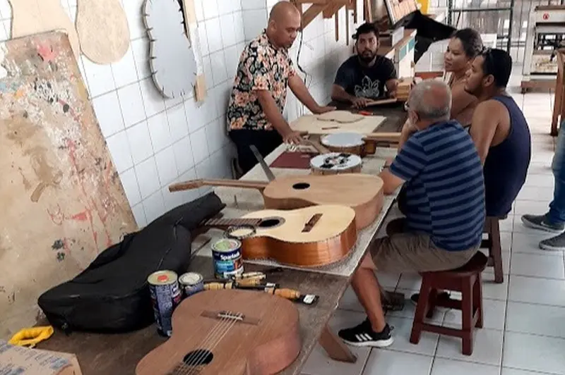 notícia: Pará forma 10 artesãos na arte de construir e reformar instrumentos musicais