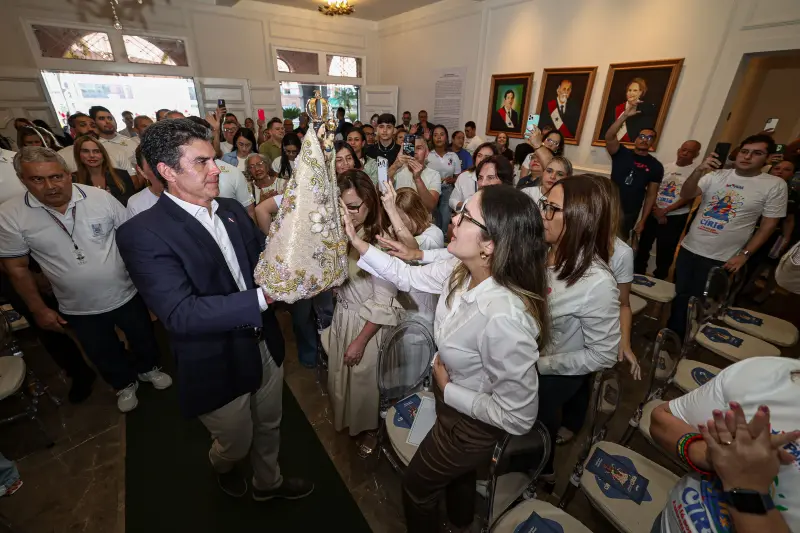 notícia: Imagem Peregrina de Nossa Senhora de Nazaré visita sede do governo e recebe honras de chefe de Estado