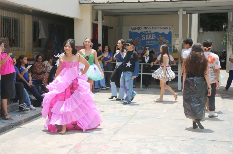 notícia: Projeto de Educação Ambiental mobiliza estudantes com desfile sustentável e arte reciclável em Belém