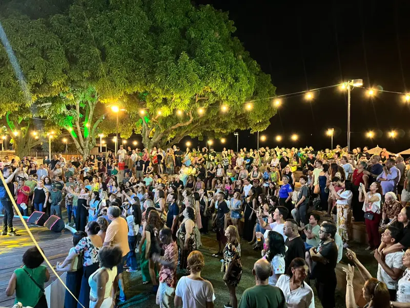 notícia: Centenas de pessoas ocuparam o anfiteatro da Estação das Docas no primeiro dia do Círio na Estação 2025