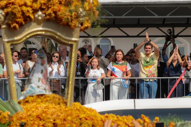 galeria: Traslado - Passagem da santa em frente ao Palácio dos Despachos - Círio 2025
