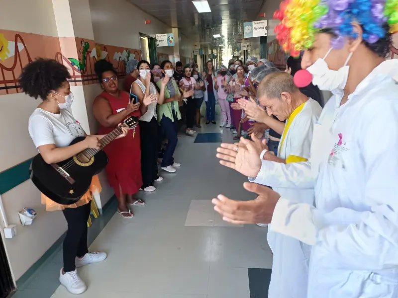 notícia: Em Santarém, HRBA adere à campanha Outubro Rosa com ações de educação, música e beleza