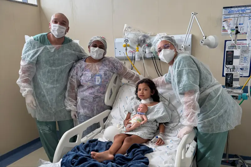 notícia: "Boneca educativa" auxilia no tratamento de criança internada no Pronto-Socorro Estadual 