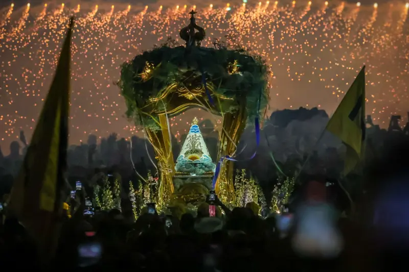 notícia: Trasladação transforma as ruas de Belém em um rio de fé e devoção à Nossa Senhora de Nazaré