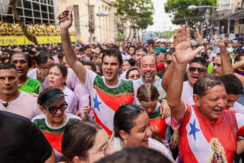 notícia: Helder Barbalho e Hana Ghassan se integram à multidão que reverencia Maria no Círio 2025