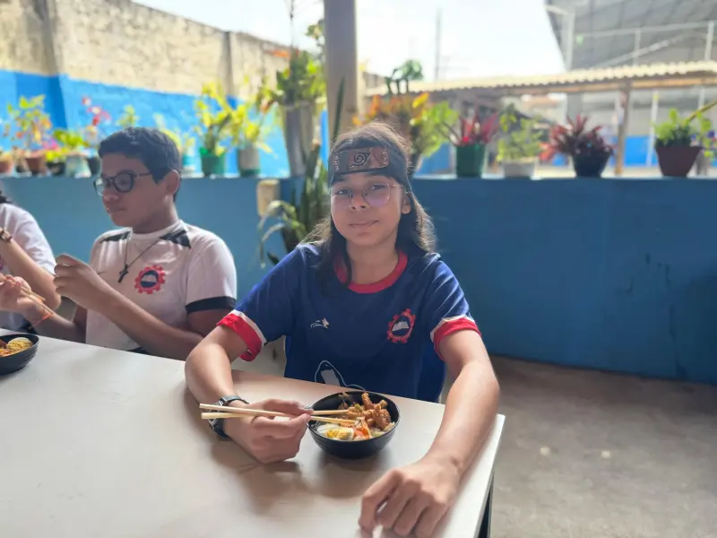 notícia: Escola estadual inova ao incluir pratos internacionais na merenda e estimula aprendizado cultural