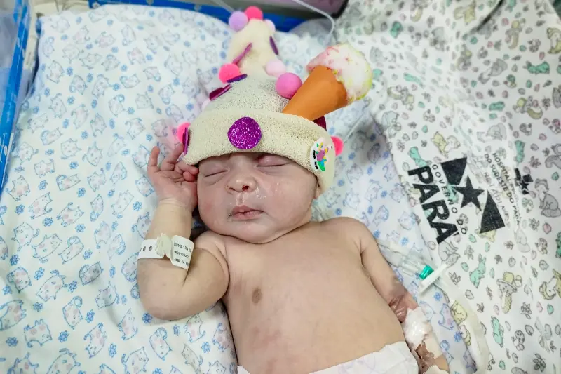 notícia: "Dia da Touca Maluca" leva alegria e ternura a bebês do Hospital Regional de Marabá