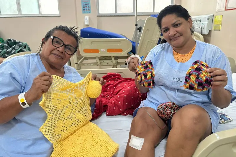 notícia: Oficina de crochê do Hospital Galileu transforma tempo de internação em aprendizado, afeto e esperança