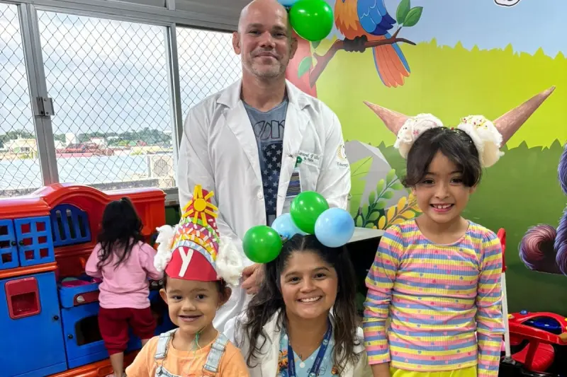 notícia: “Toucas malucas” e cabelos criativos levaram alegria e acolhimento para crianças internadas no Hospital de Clínicas Gaspar Vianna