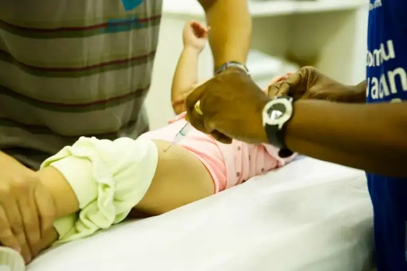 notícia: Crianças precisam continuar se vacinando contra a paralisia infantil