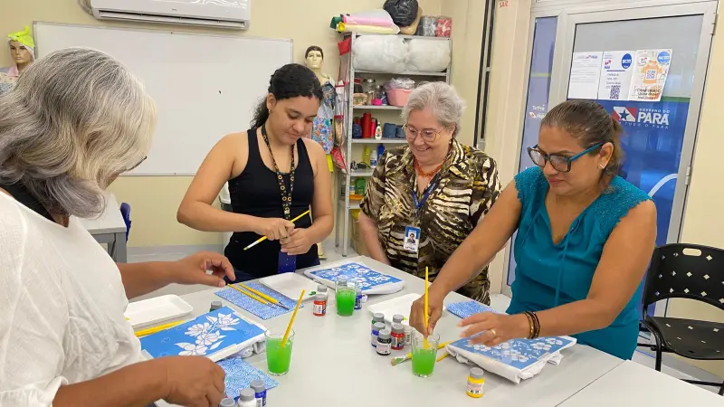 notícia: Sedeme promove oficina de pintura em tecido na Usina da Paz no Icuí-Guajará