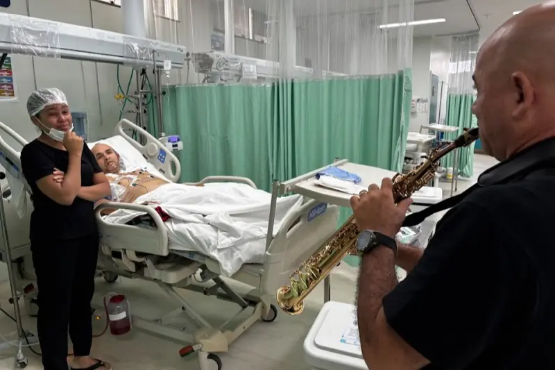 notícia: Saxofonista voluntário emociona pacientes e servidores no Hospital de Clínicas Gaspar Vianna