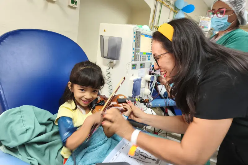 notícia: Aula-Concerto contribui para o bem-estar de crianças em terapia renal na Santa Casa