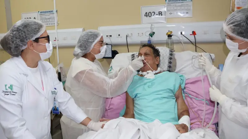 notícia: Paciente em cuidados paliativos revive memória afetiva ao tomar açaí no Hospital de Clínicas   